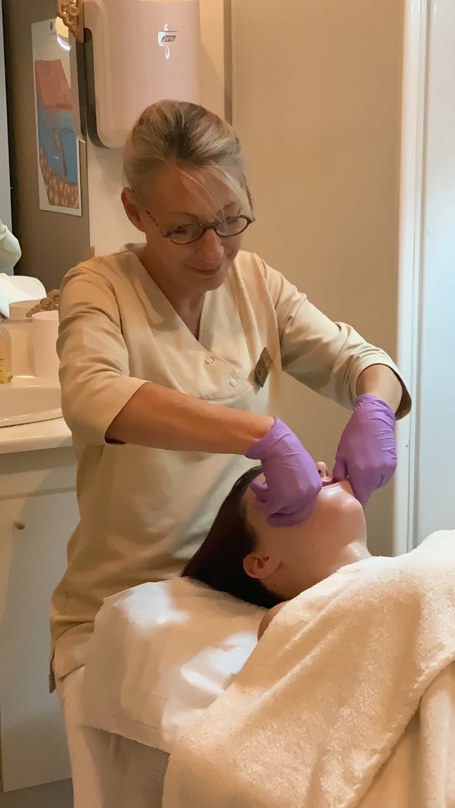 Un massage inta-buccal réalisé avec des gants pour stimuler les muscles de l'ovale du visage et la région péri-buccale. Un lifting non chirurgical pour agir là où les cosmétiques n'agissent pas et procurer une vraie détente à cette zone souvent figée