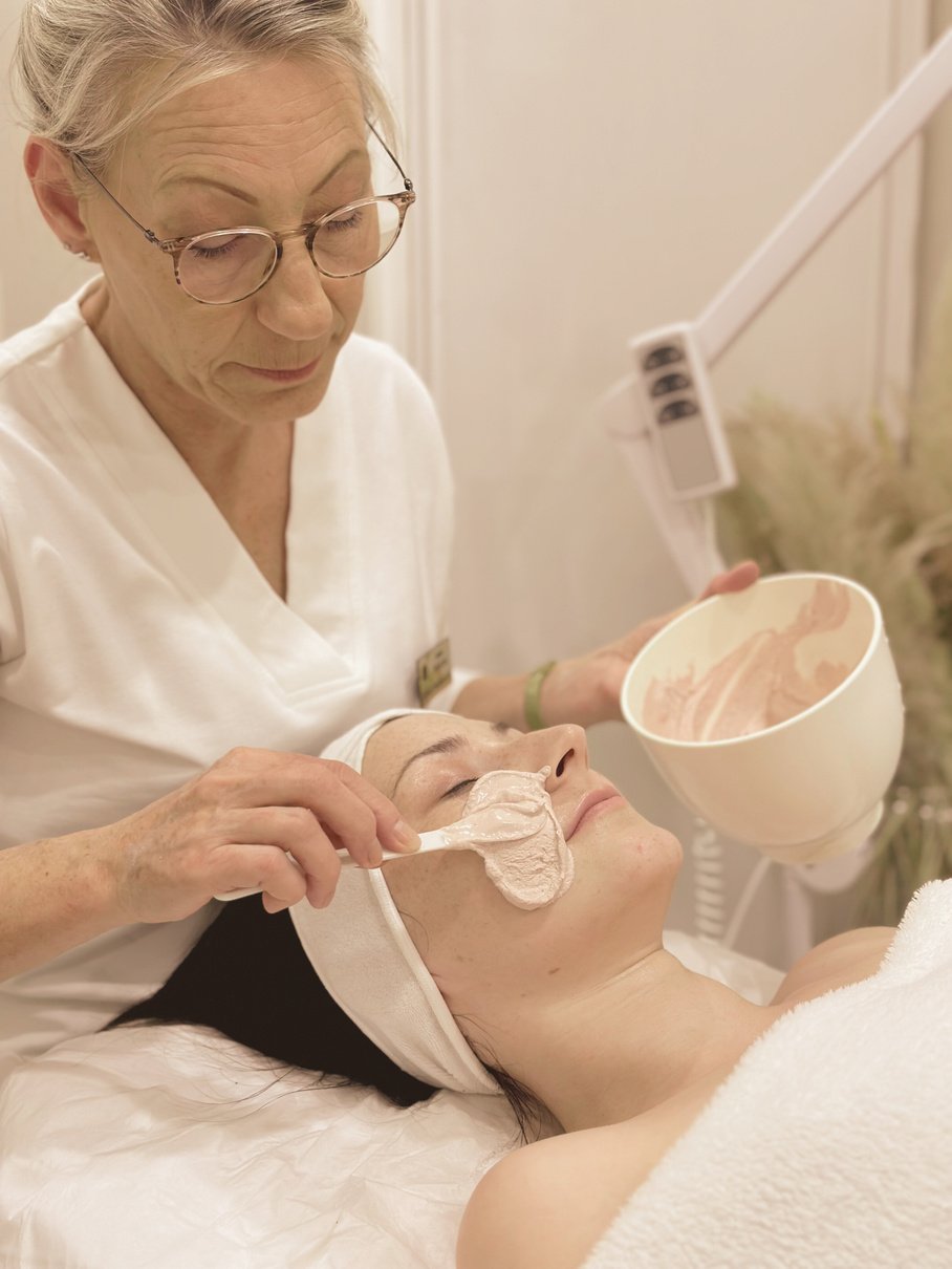 Le masque thermique permet en fin de soin de faciliter la pénétration des actifs des soins appliqués en amont selon le but recherché, idéal pour palier au manque de céramides et restaurer la fonction barrière de l'épiderme .